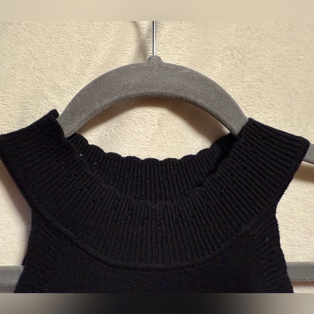 Black Sleeveless Knit Top - Picture 2 of 4